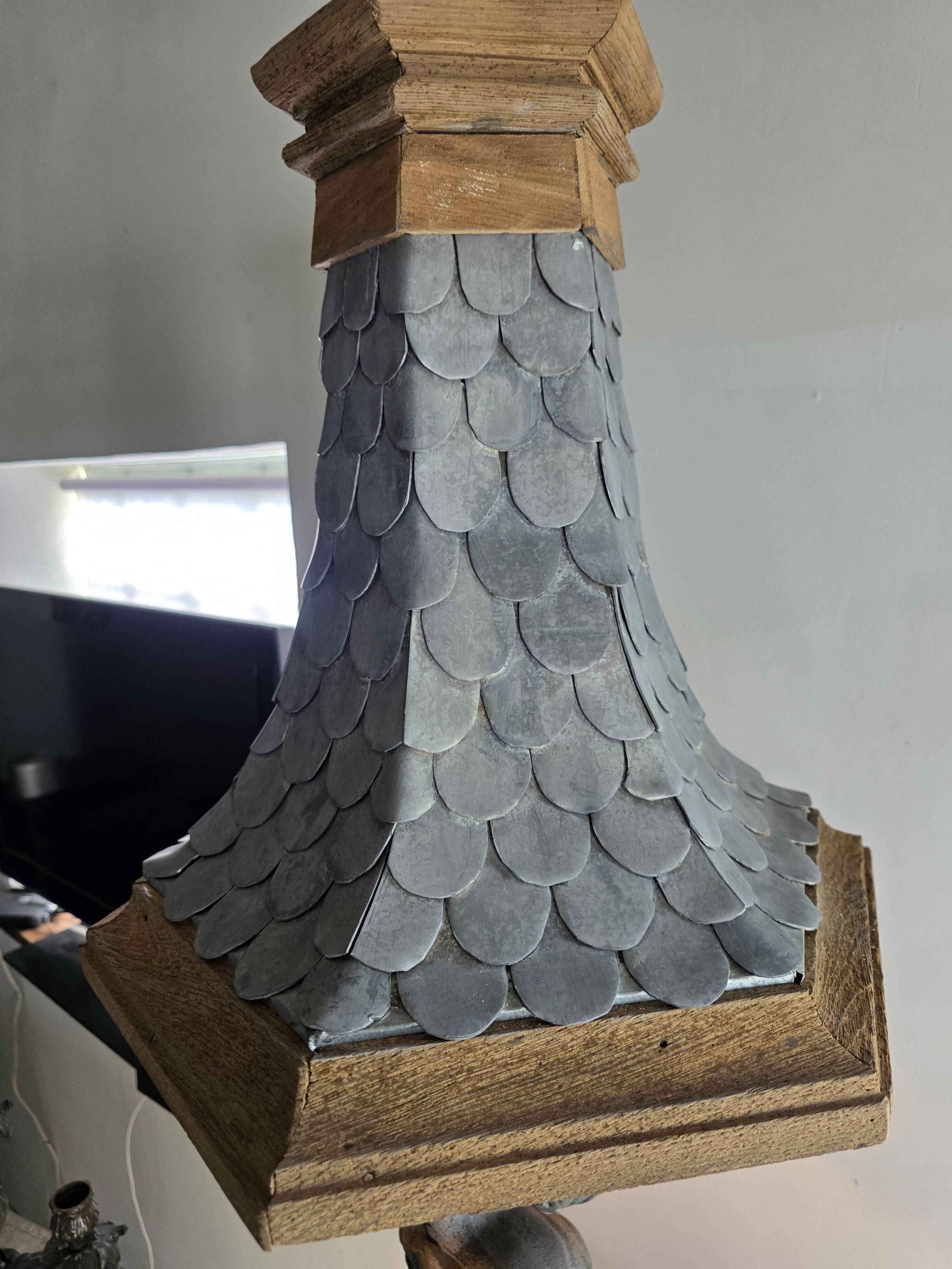 Monumental lamp with a dolphin in cast iron and lead scales - 110cm