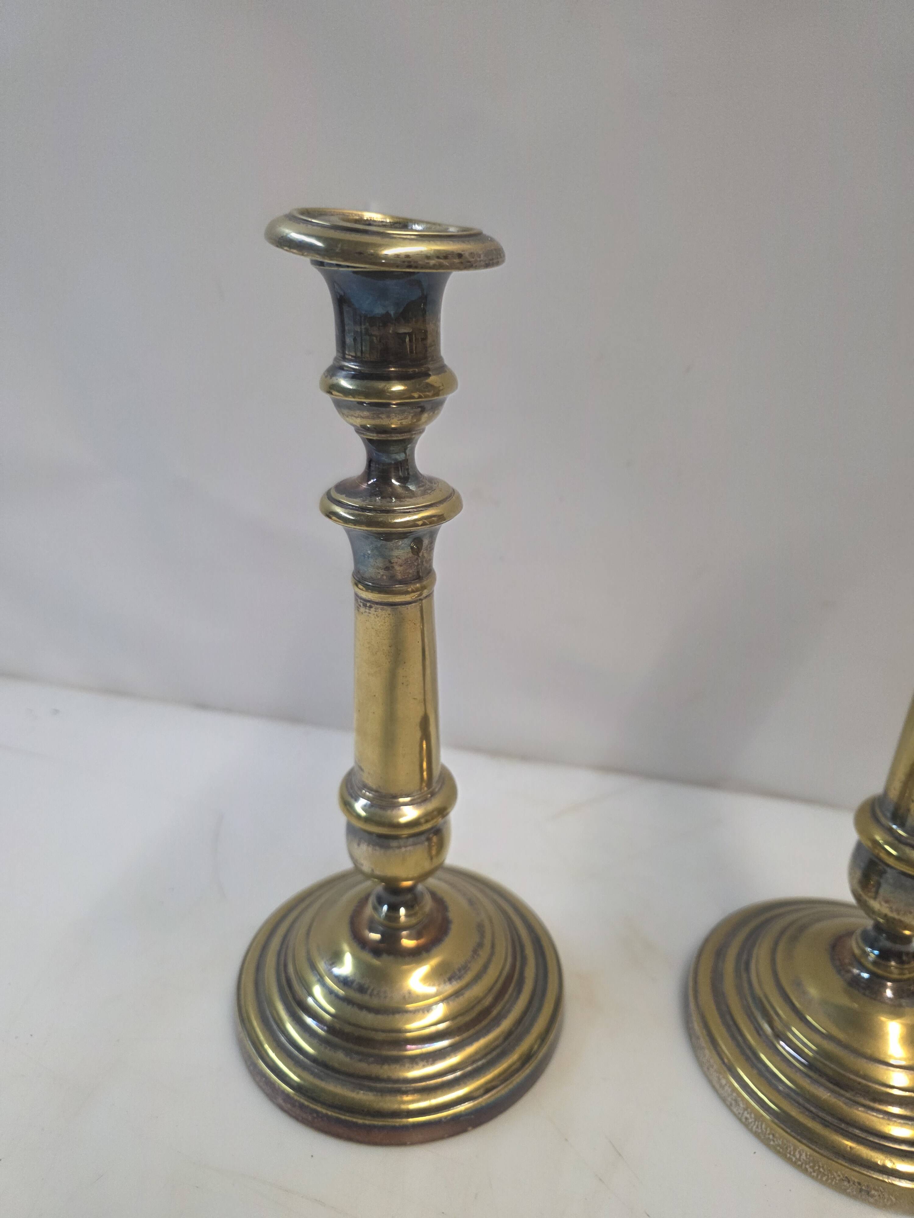 Paire de bougeoirs anciens en laiton