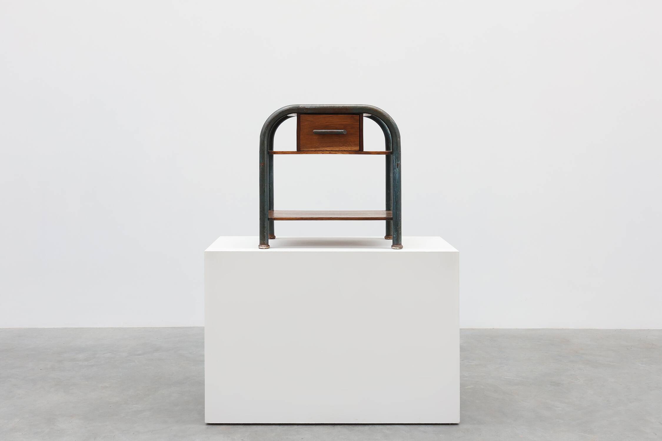 Table d'appoint ou table de chevet industrielle, Belgique vers 1910