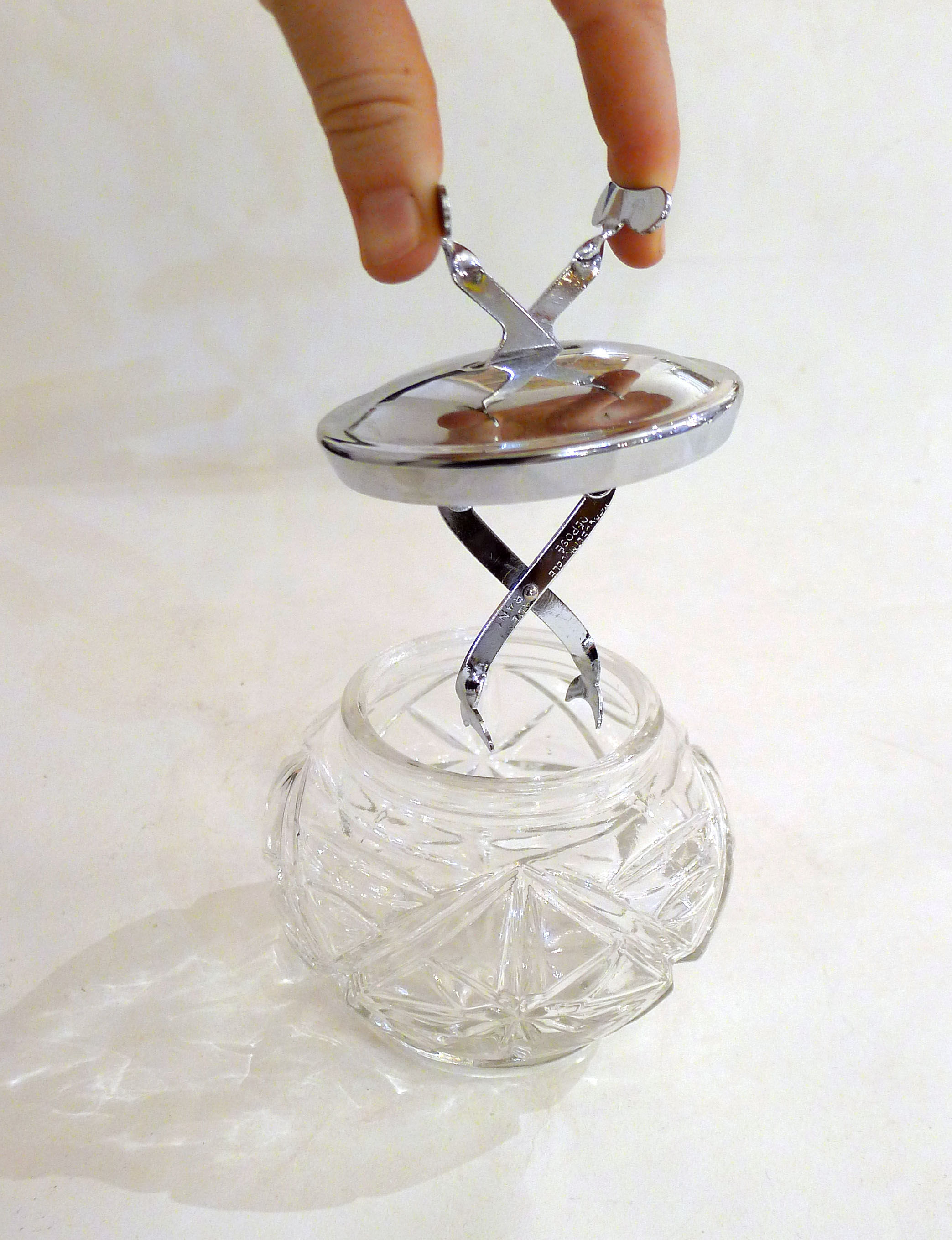 Sugar bowl with integrated clamp