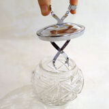 Sugar bowl with integrated clamp