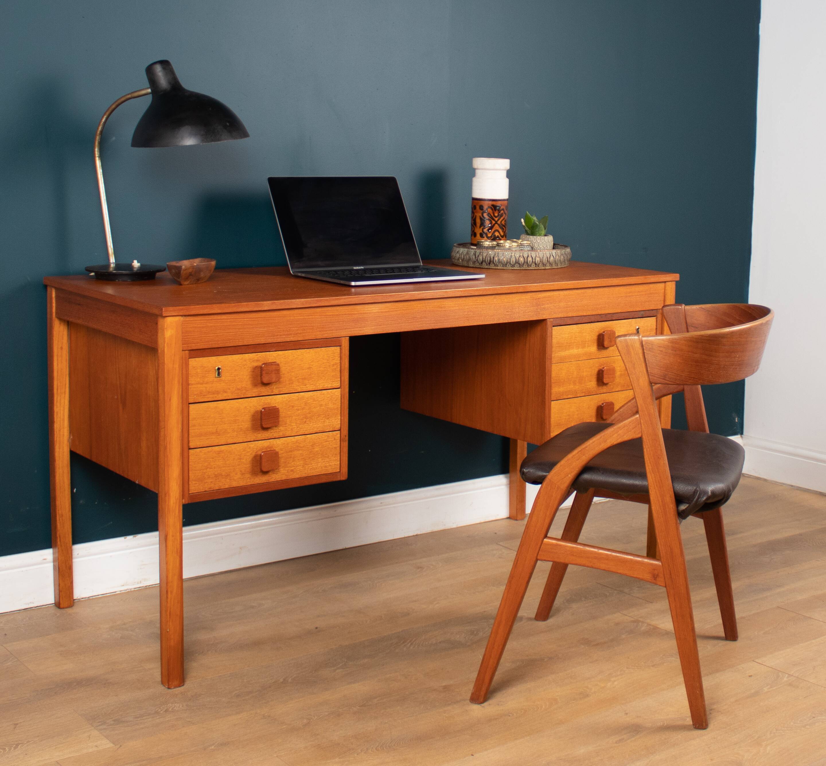 Bureau rétro des années 1960 danois en teak par Domino Mobler