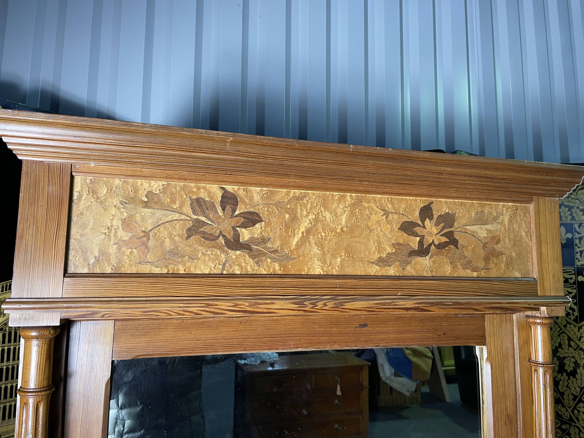 Armoire à glace en pitchpin et marqueterie