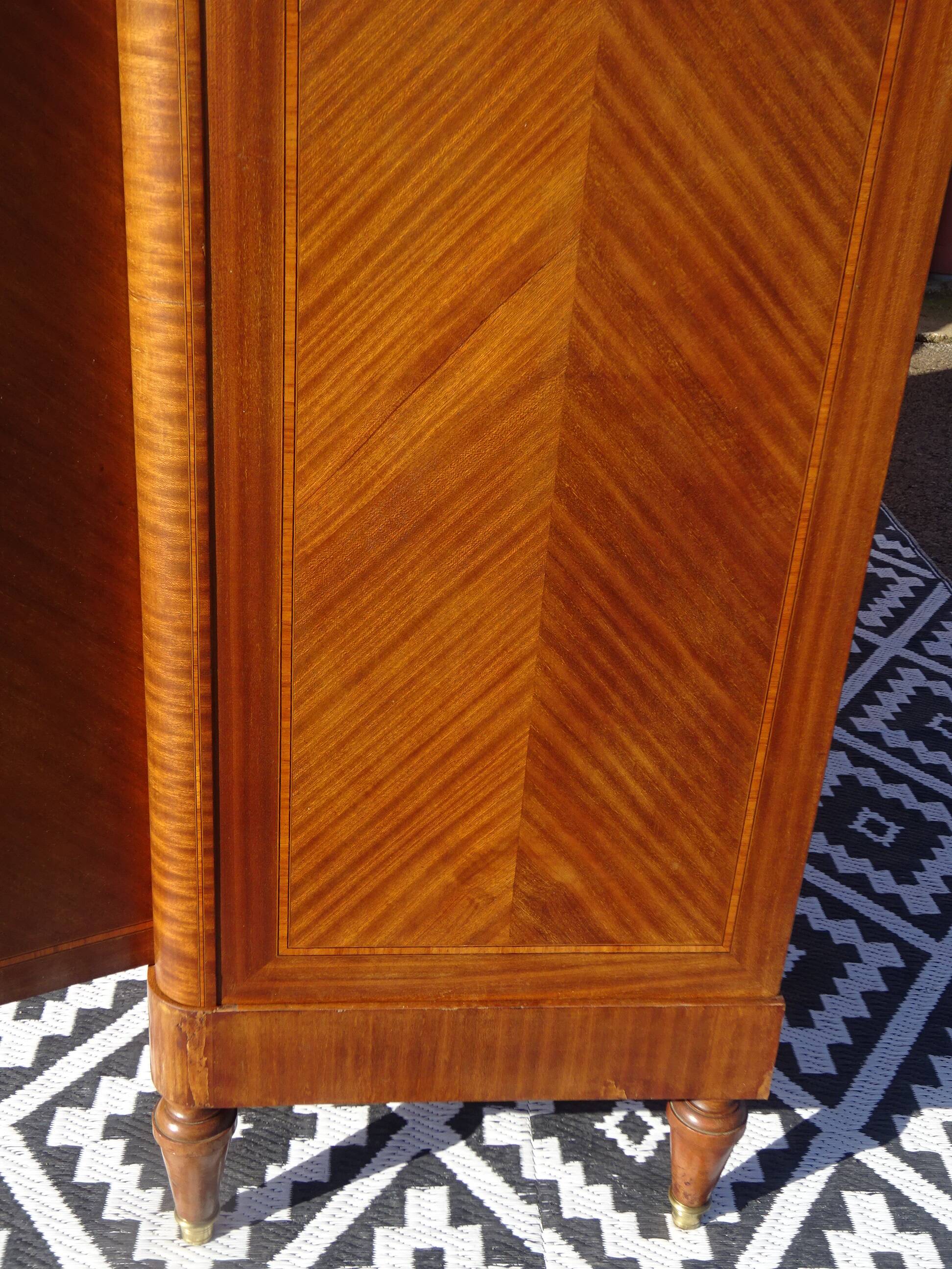 Ancienne armoire Louis XVI avec bronze et marqueterie