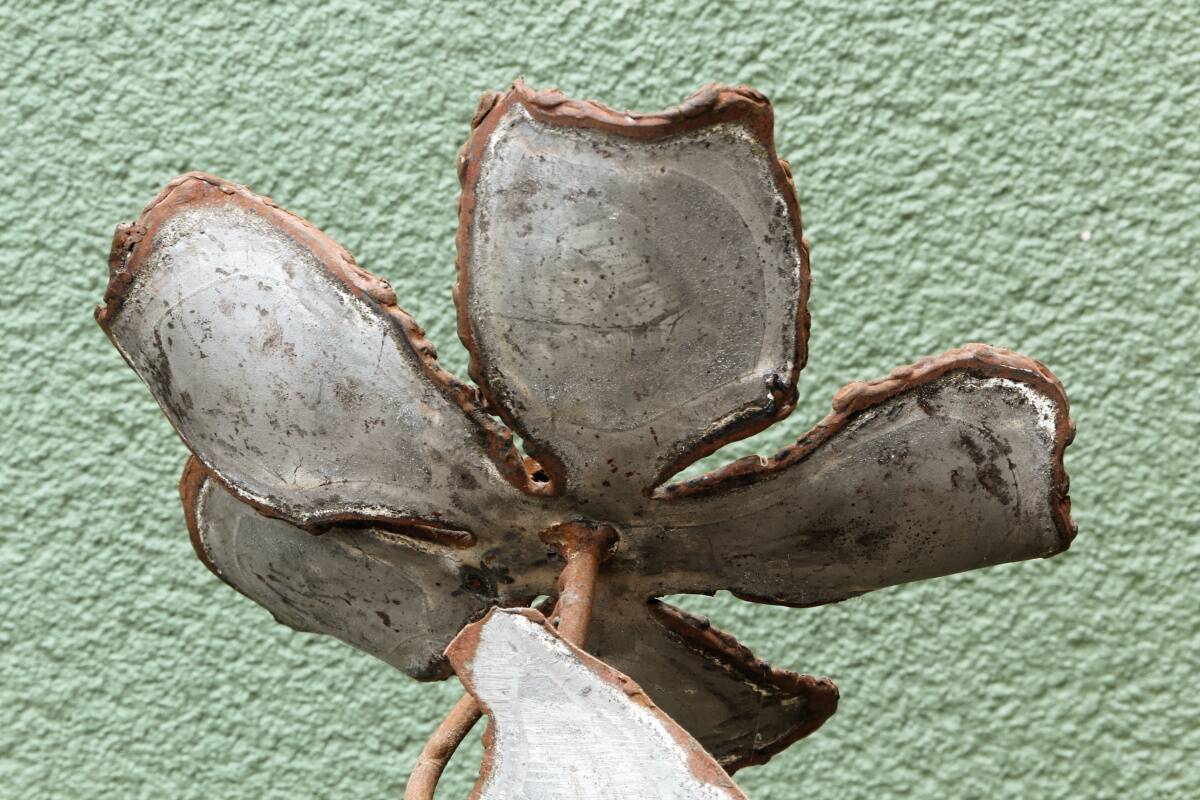 Brutalist metal lamp base, flowers