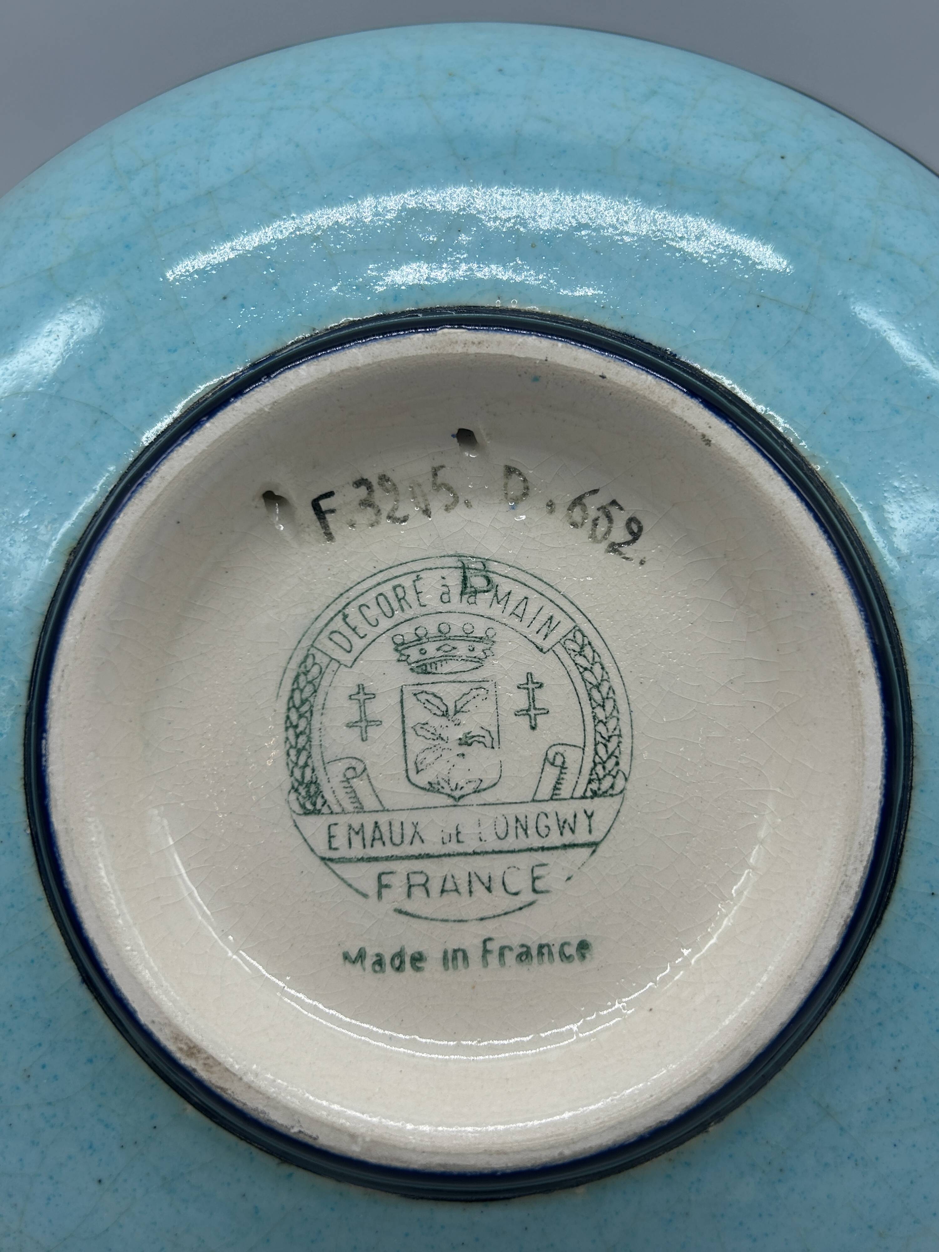 Assiette en faïence et émaux de Longwy