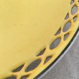 Duo plats de services anciens en porcelaine dentelée