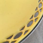 Duo plats de services anciens en porcelaine dentelée