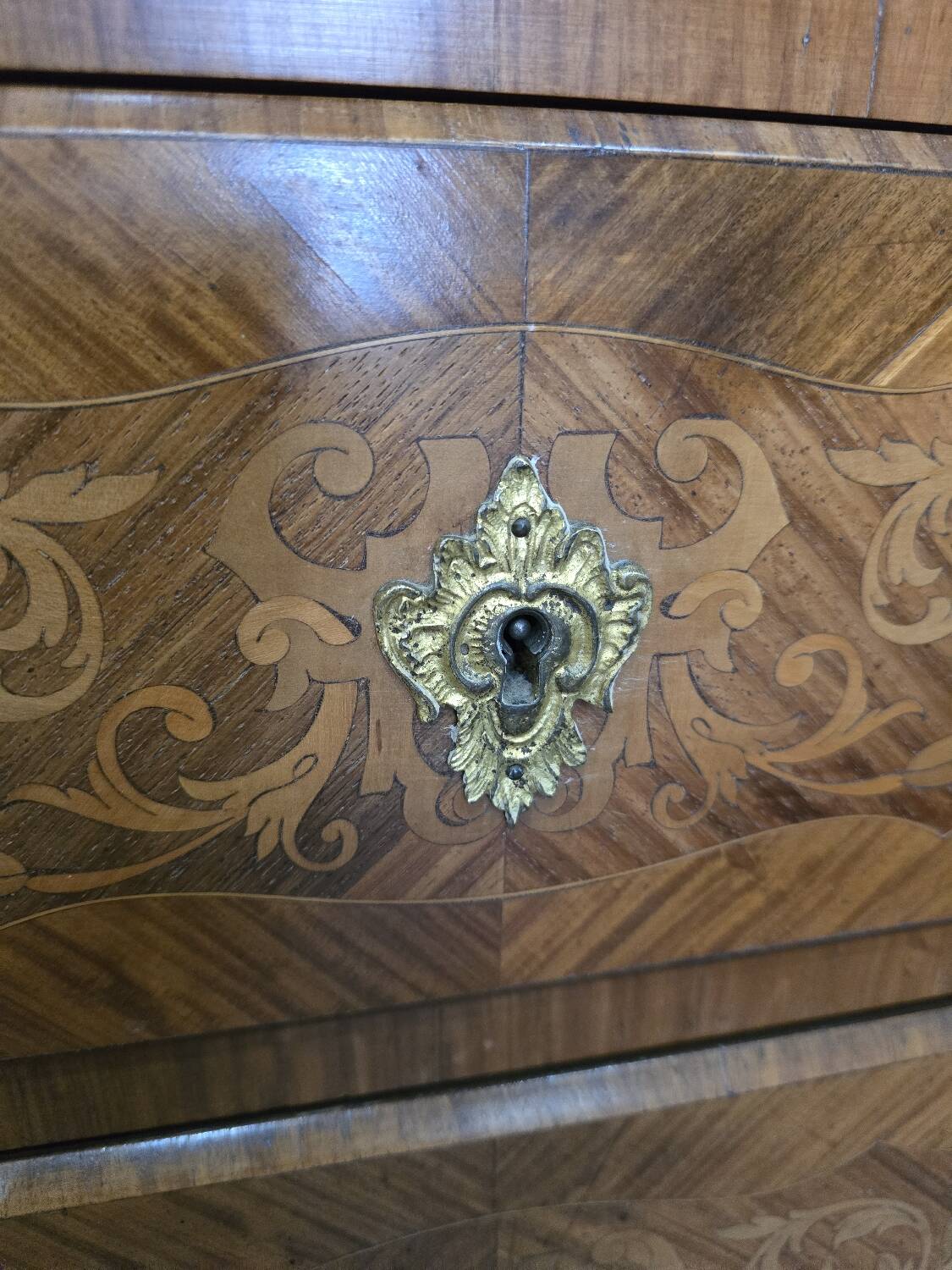 Louis XV chest of drawers in marquetry and gilded bronze - Marble top