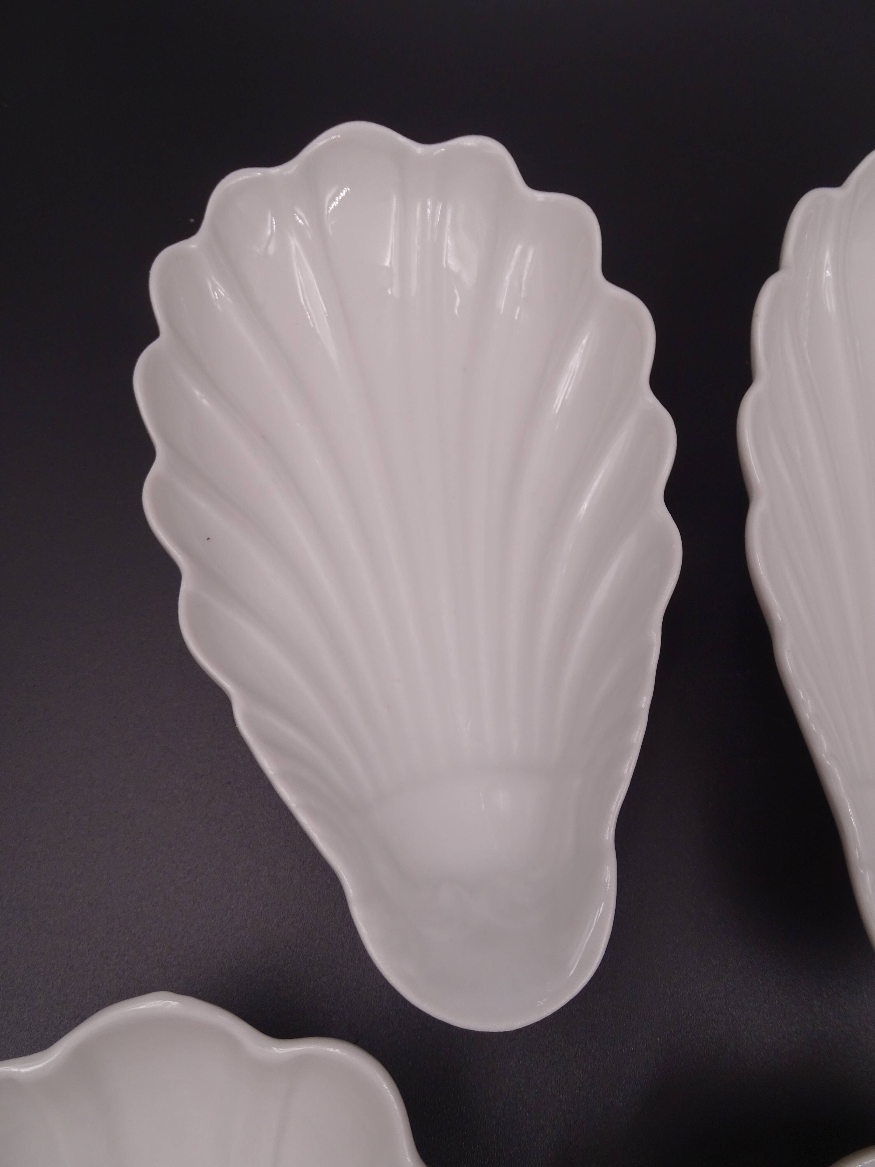 Set of 7 cups in white porcelain and in the shape of a shell - Pillivuyt around 1940
