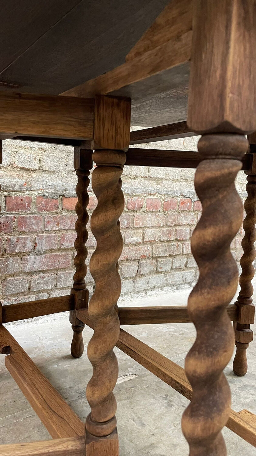 Antique Oak Oval Drop-Leaf Table with Barley Twist Legs – Gateleg Tabl