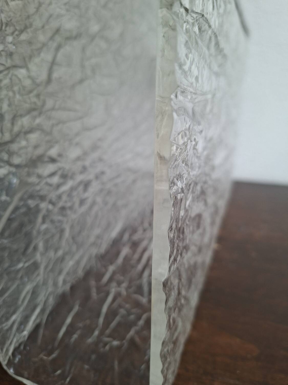 Porte-revues vintage en plexiglas effet "froissé" et laiton