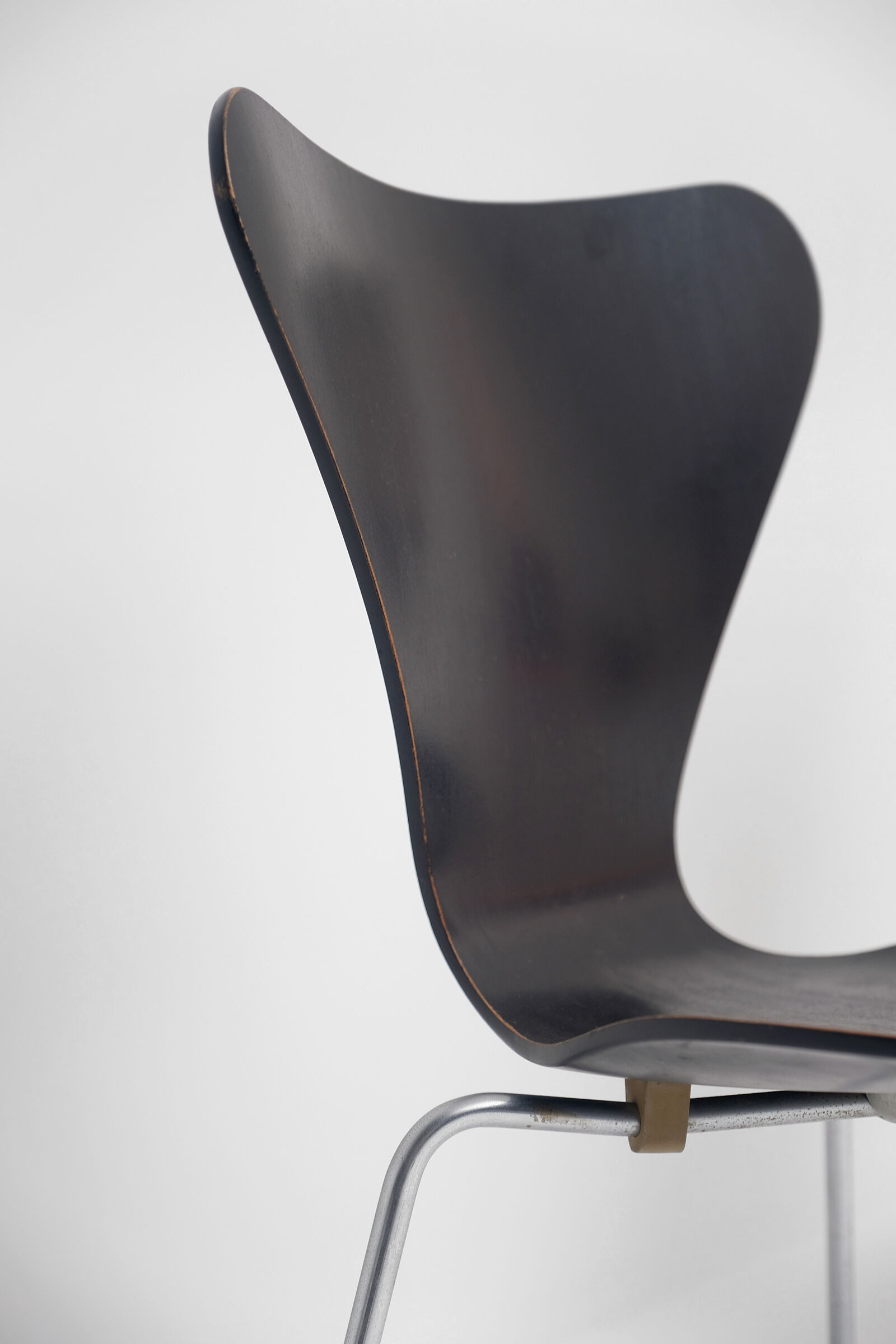 3107 series butterfly chair by Arne Jacobsen for Fritz Hansen