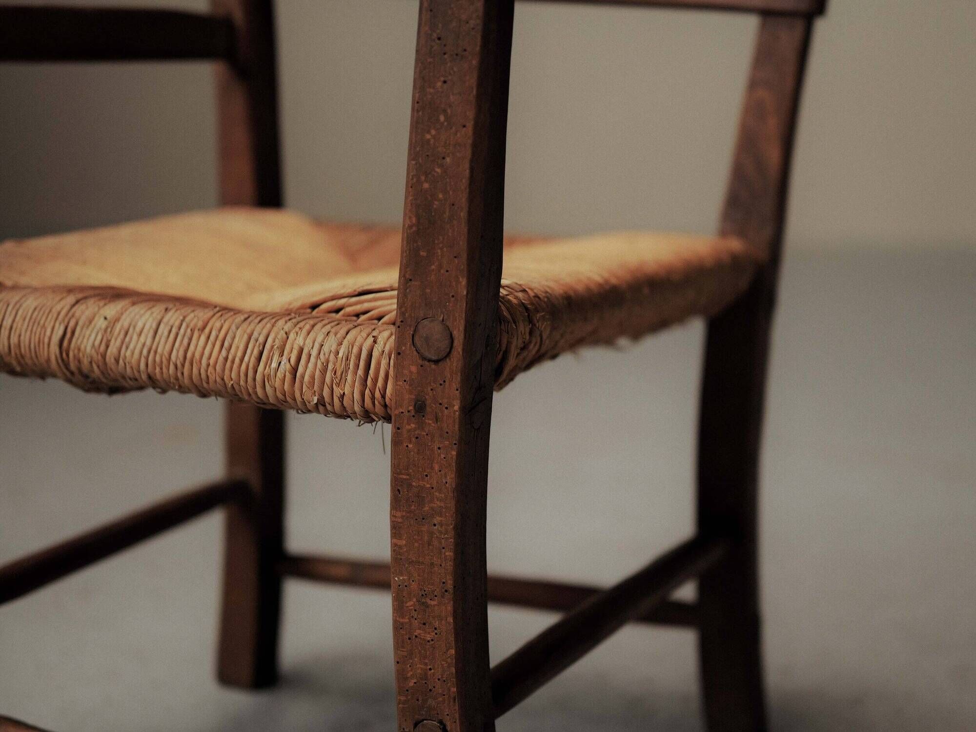 Old peasant armchair in solid wood and woven straw – Auvergne, 19th century.