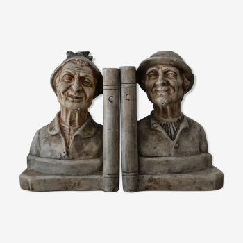 Book-clamps couple of realistic old men in plaster