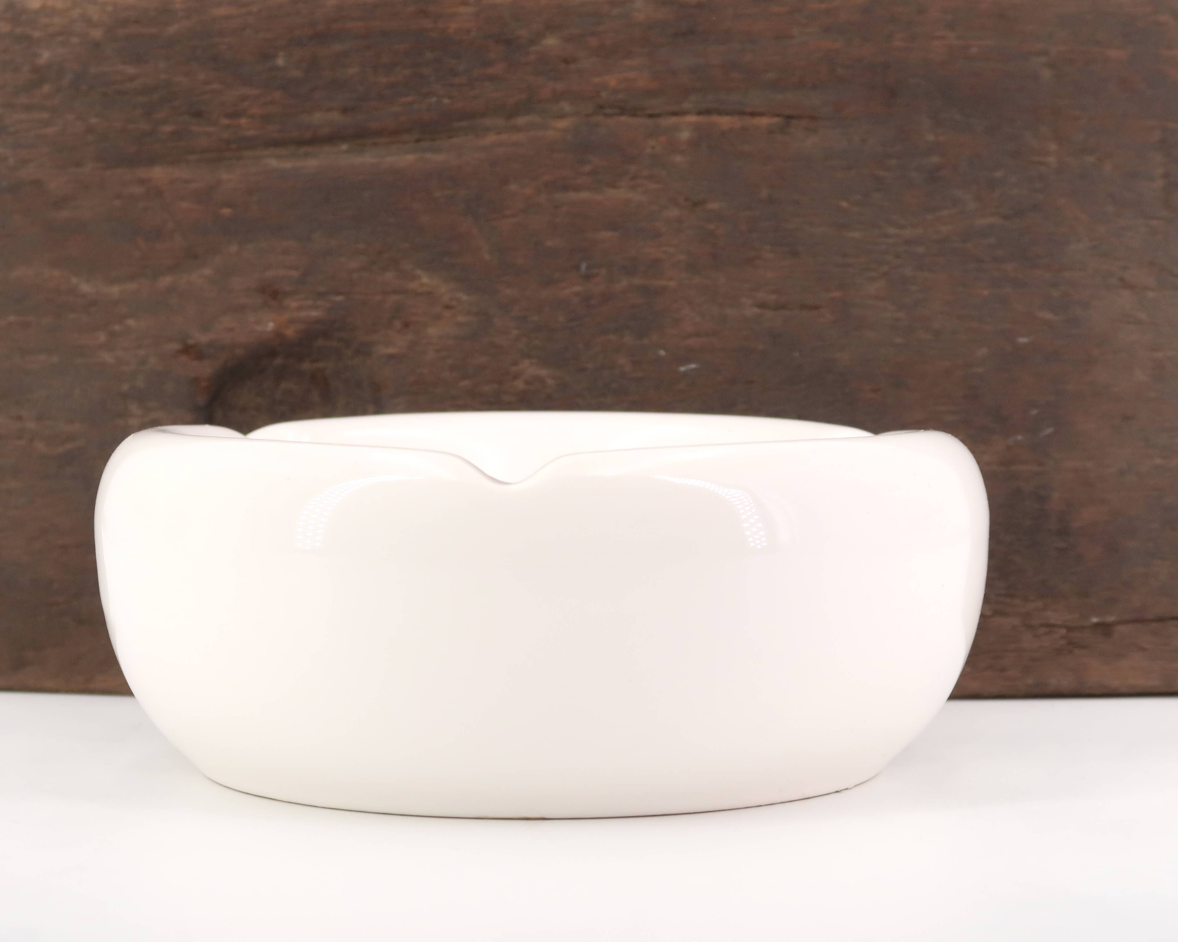 Imposing white ashtray signed in ceramic, 1970s