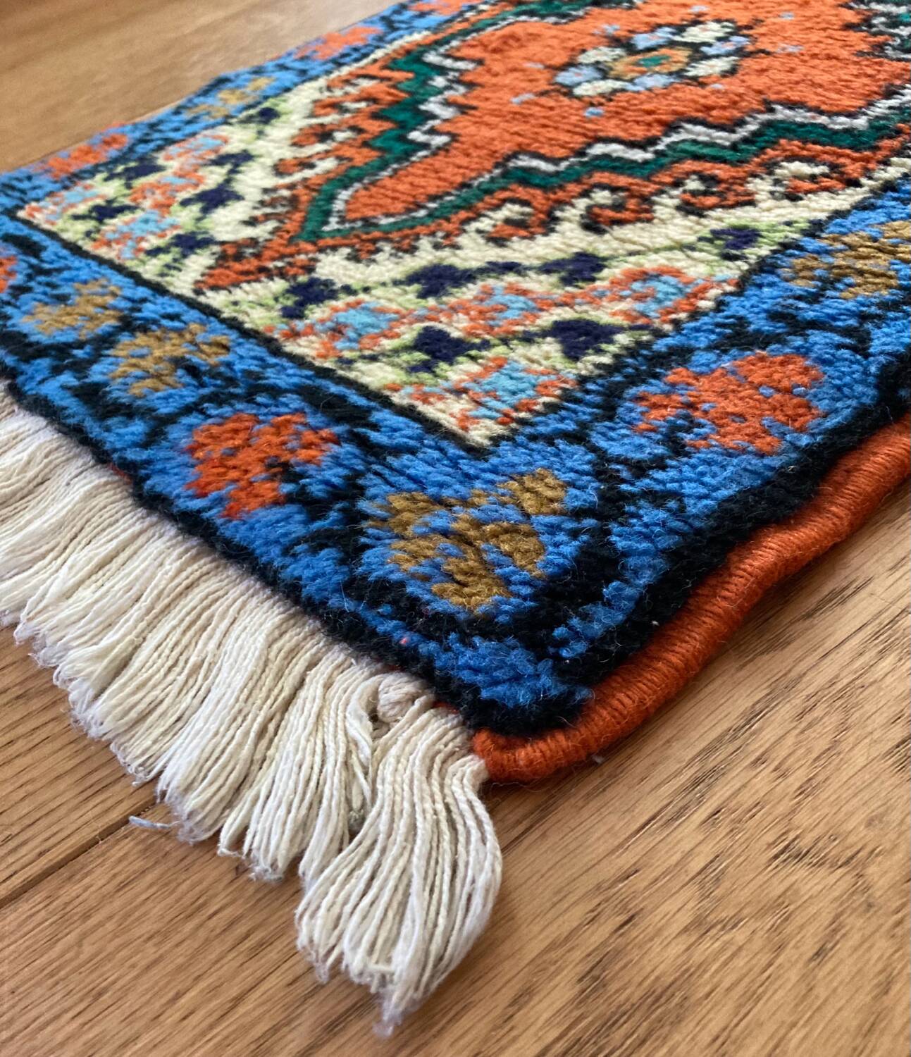 Oriental rug in hand-woven wool from the 20th century