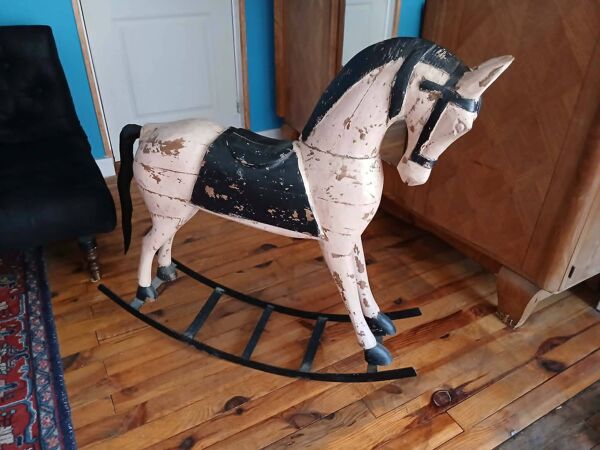 Cheval à bascule ancien