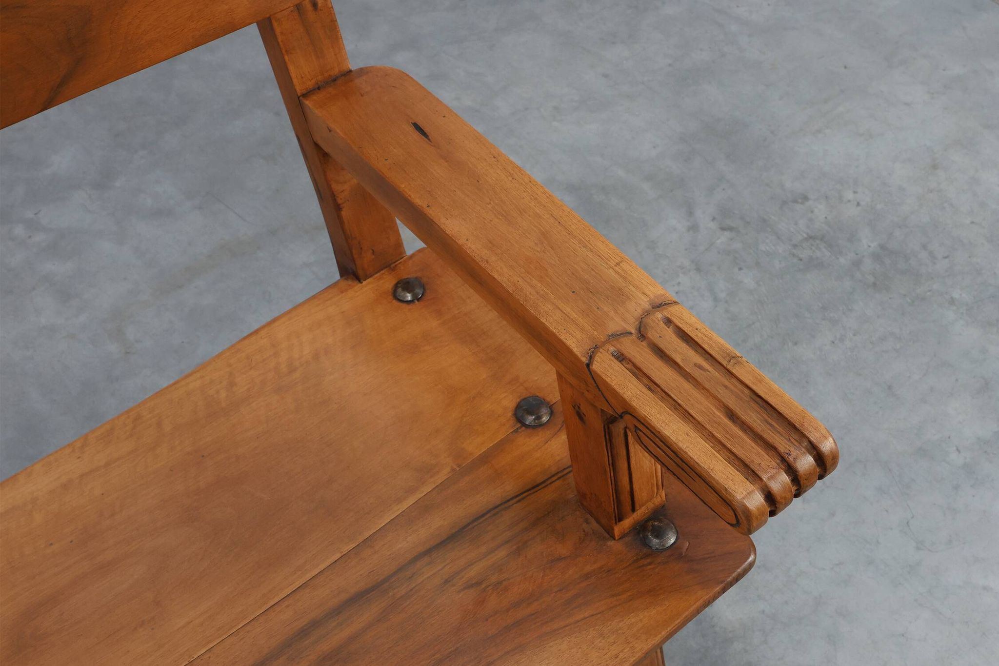 Chaise latérale ibérique en chêne sculpté rustique, Espagne vers 1900
