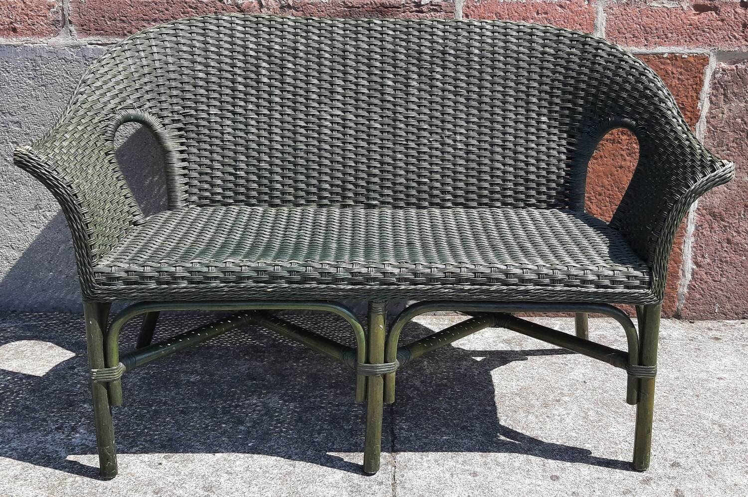 Salon de jardin complet en rotin. (Sofa, fauteuils x 2, table basse)