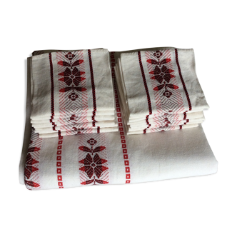 Rectangular tablecloth and its 18 towels - vintage Basque linen