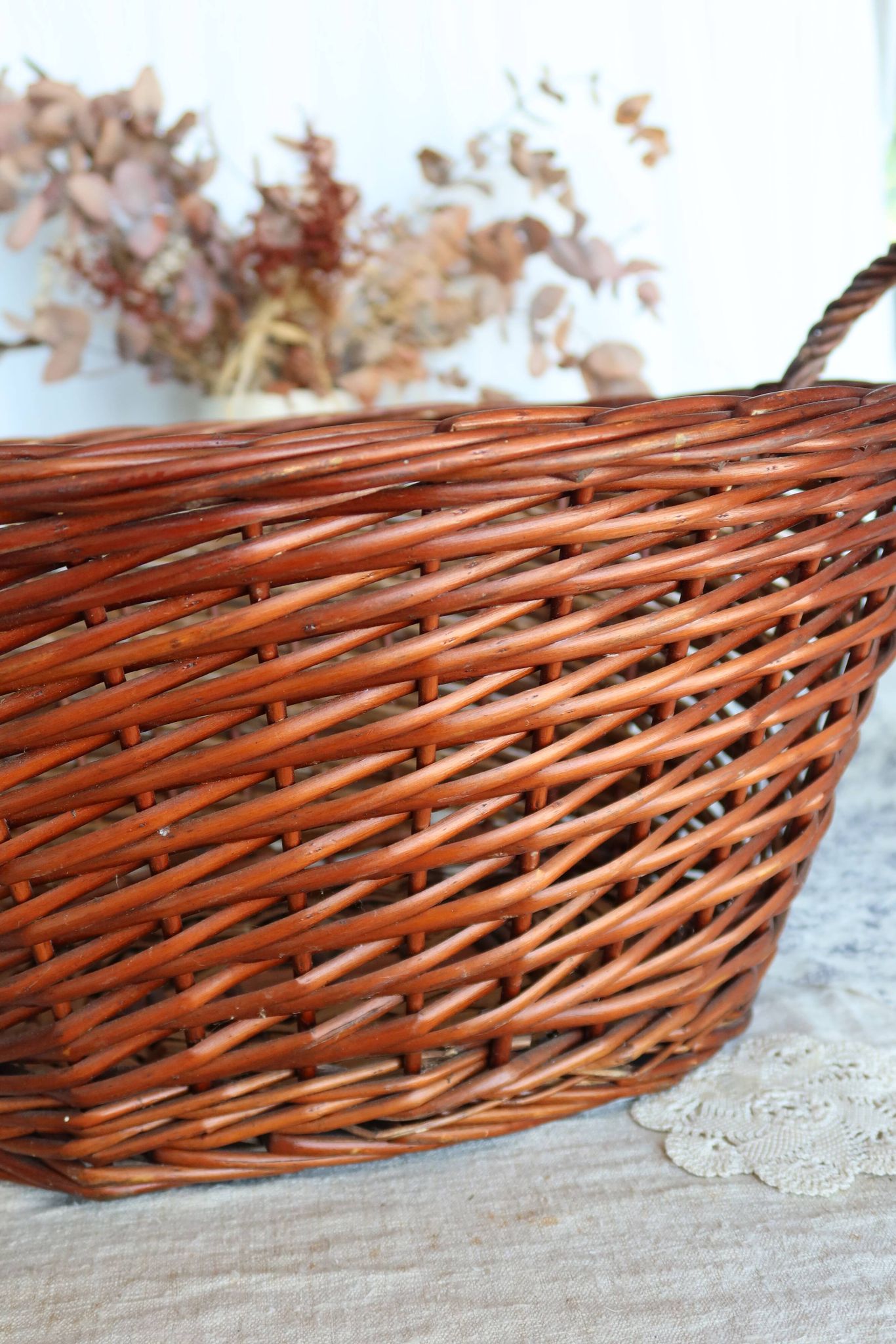 Grand panier en osier foncé vintage avec anses