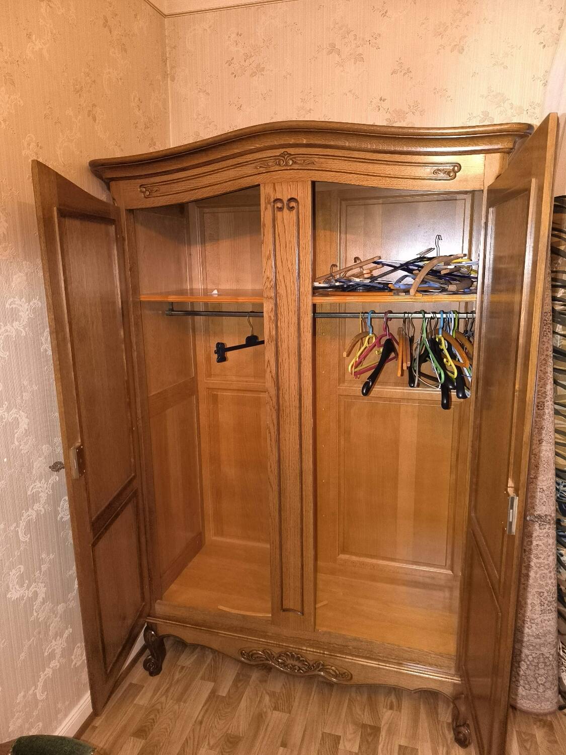 Armoire en bois vintage