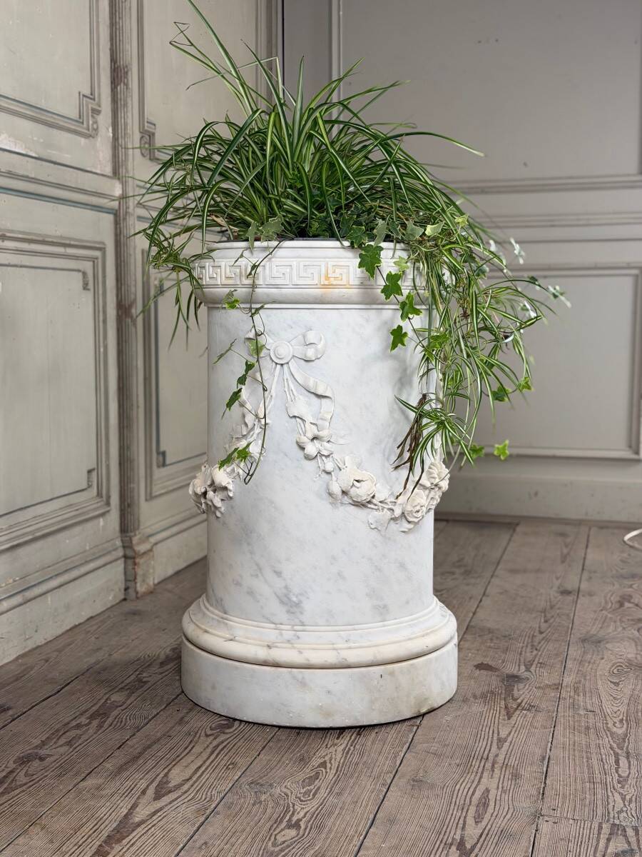Carrara marble jardinière in Louis XVI style, circa 1880.