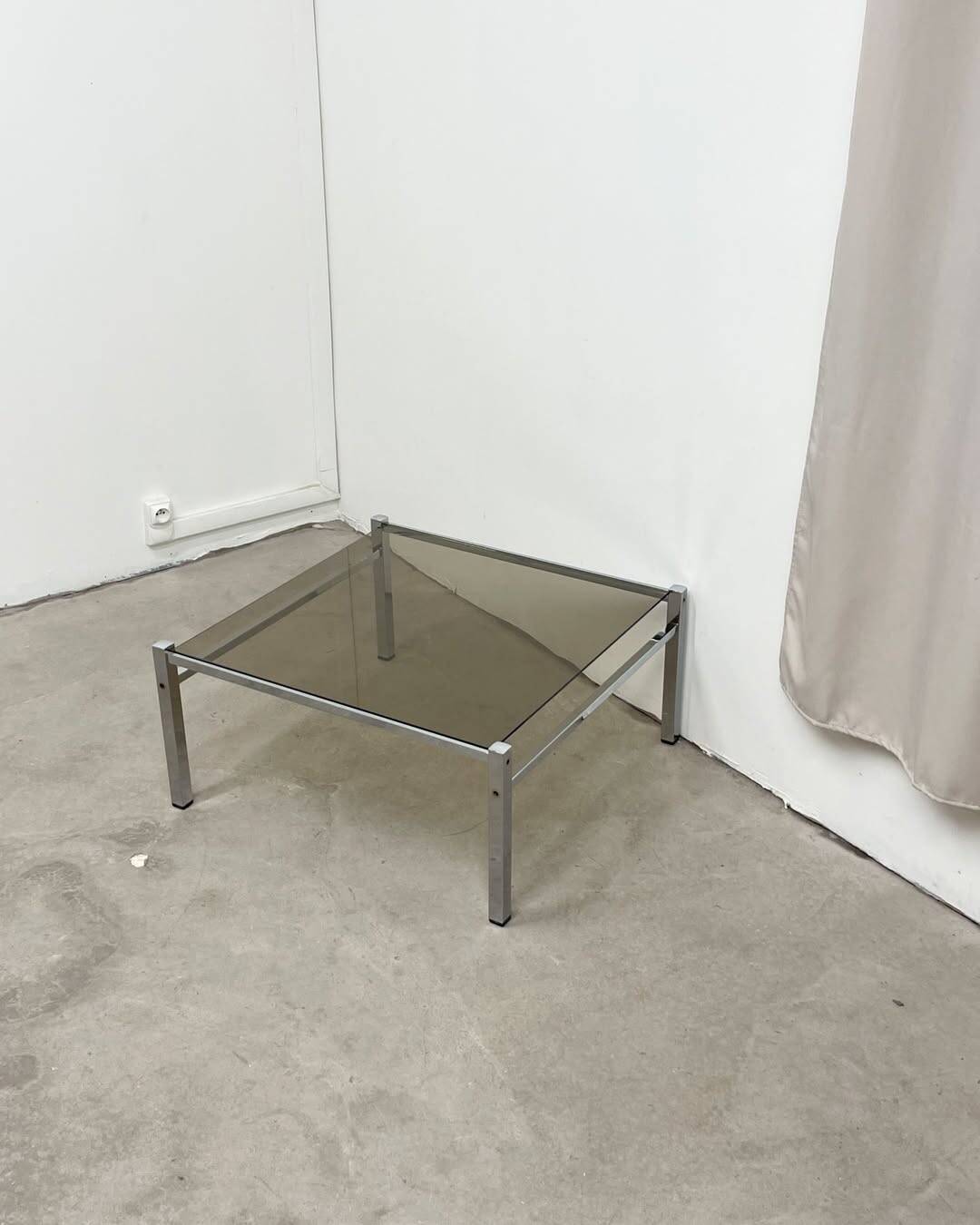 Table basse carré chrome / verre fumé