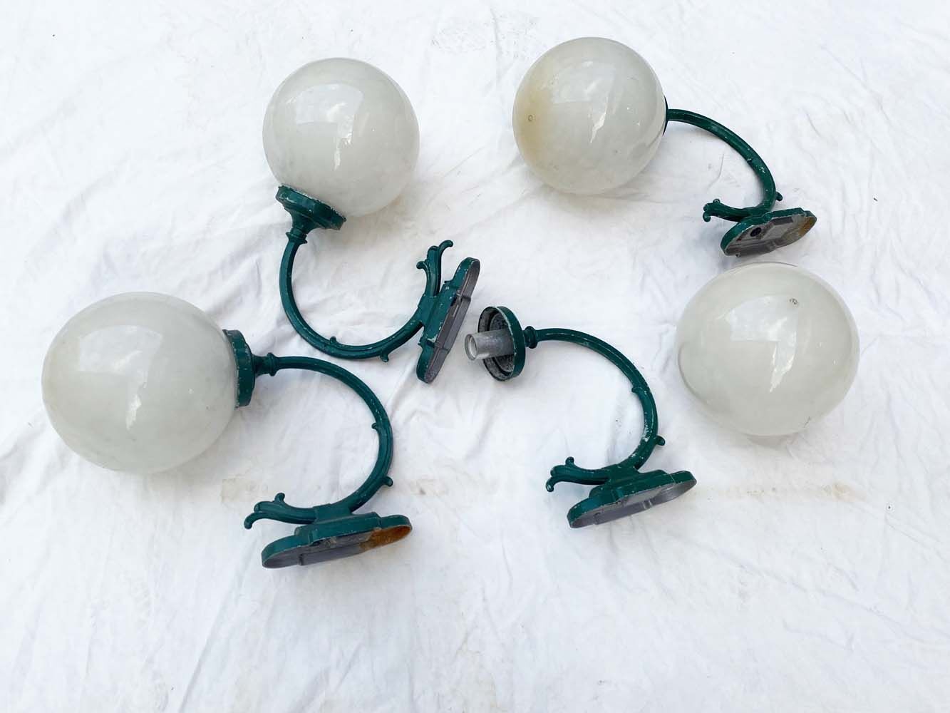 Outdoor wall lamp in cast alluminium, with plastic ball