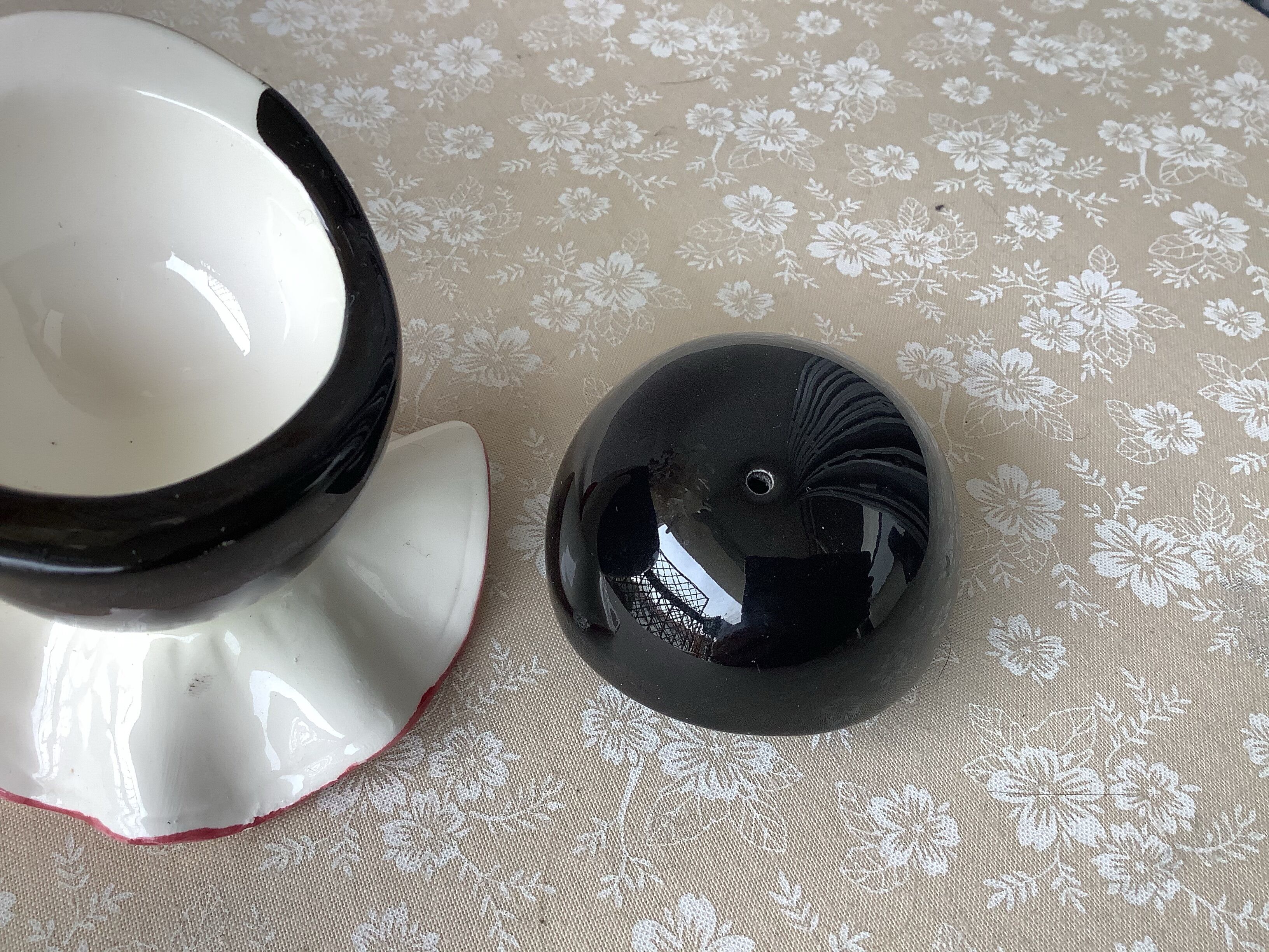 Coquetier and salt shaker Pierrot