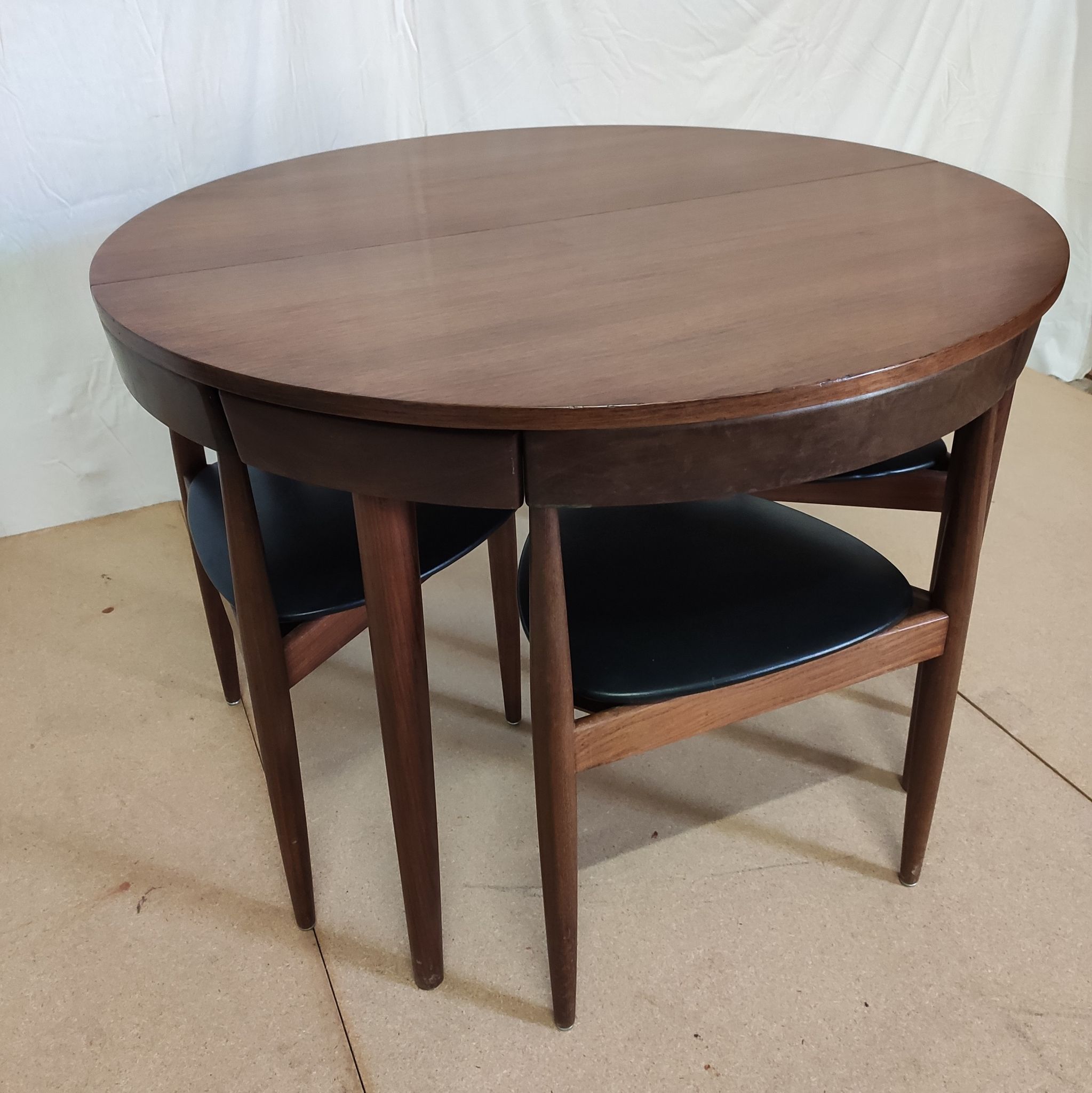 Table and 4 chairs by Hans Olsen for the Danish editions Frem R-jle