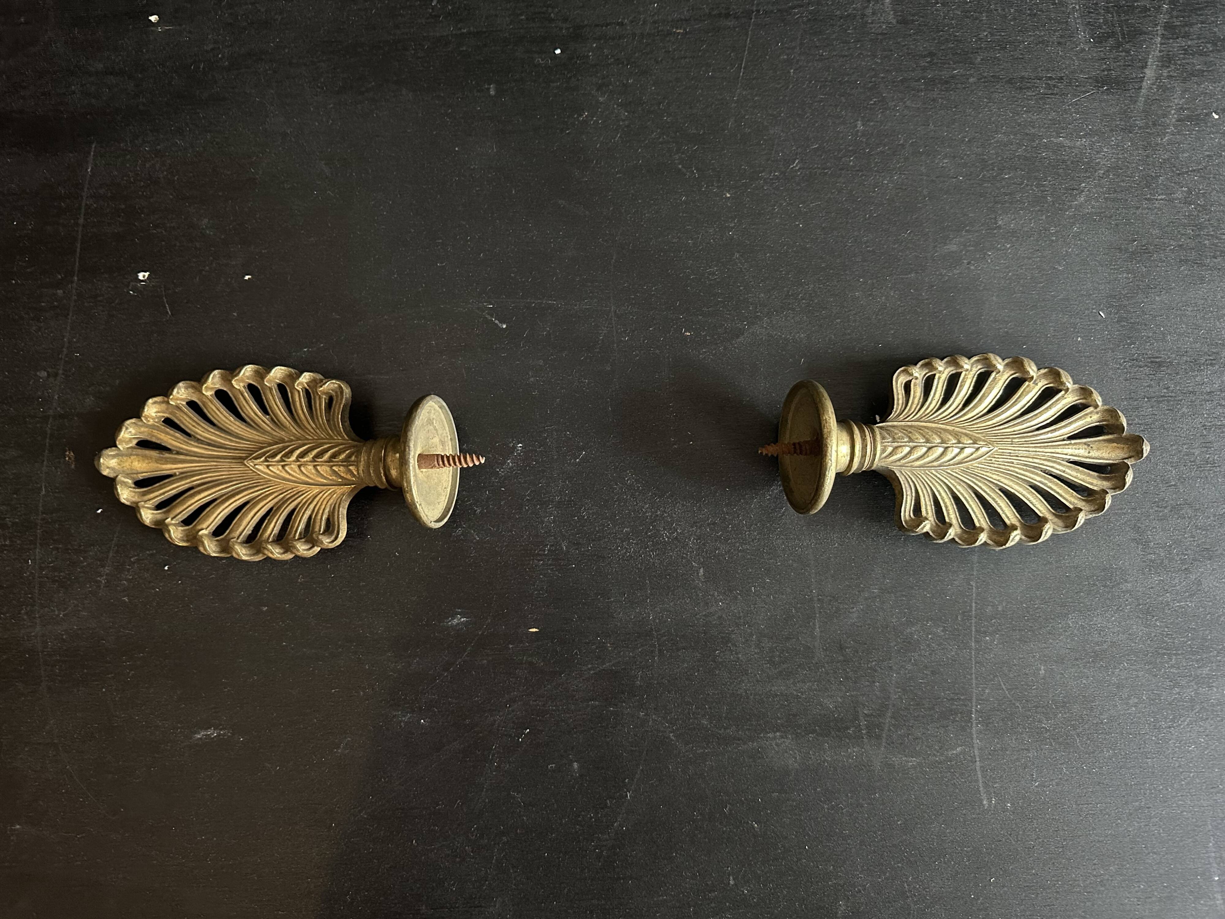 Pair of bronze curtain rod finials in the Napoléon III style with a palmette design.