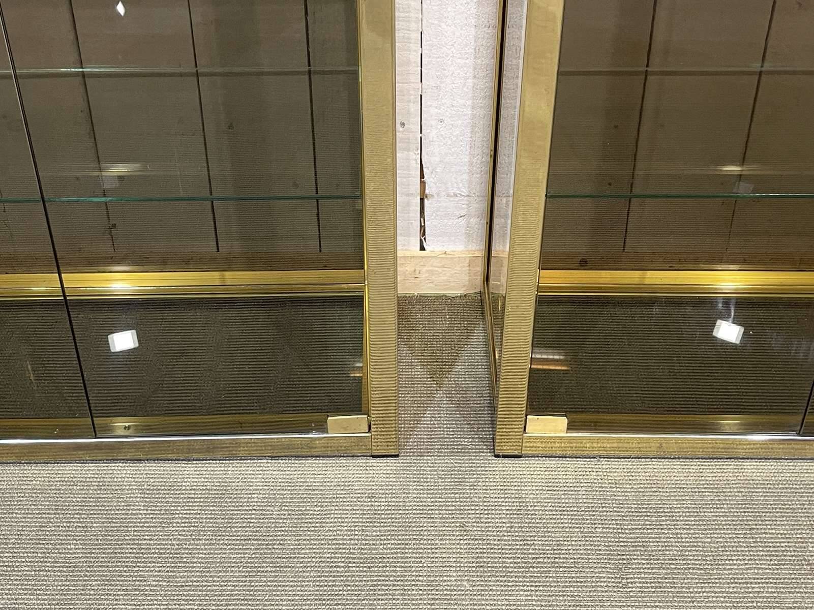 Paire de vitrines d'exposition en chrome doré et verre fumé - années 80