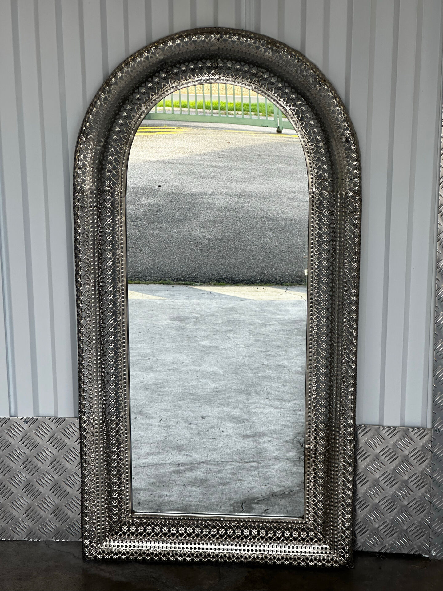 Large oriental mirror in pierced metal - H 116 cm