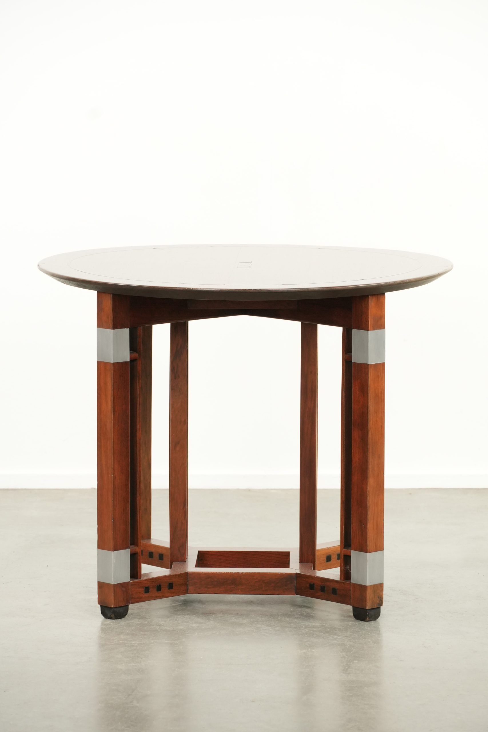 Table d'appoint/centre de design Art Déco, ronde et en bon état.