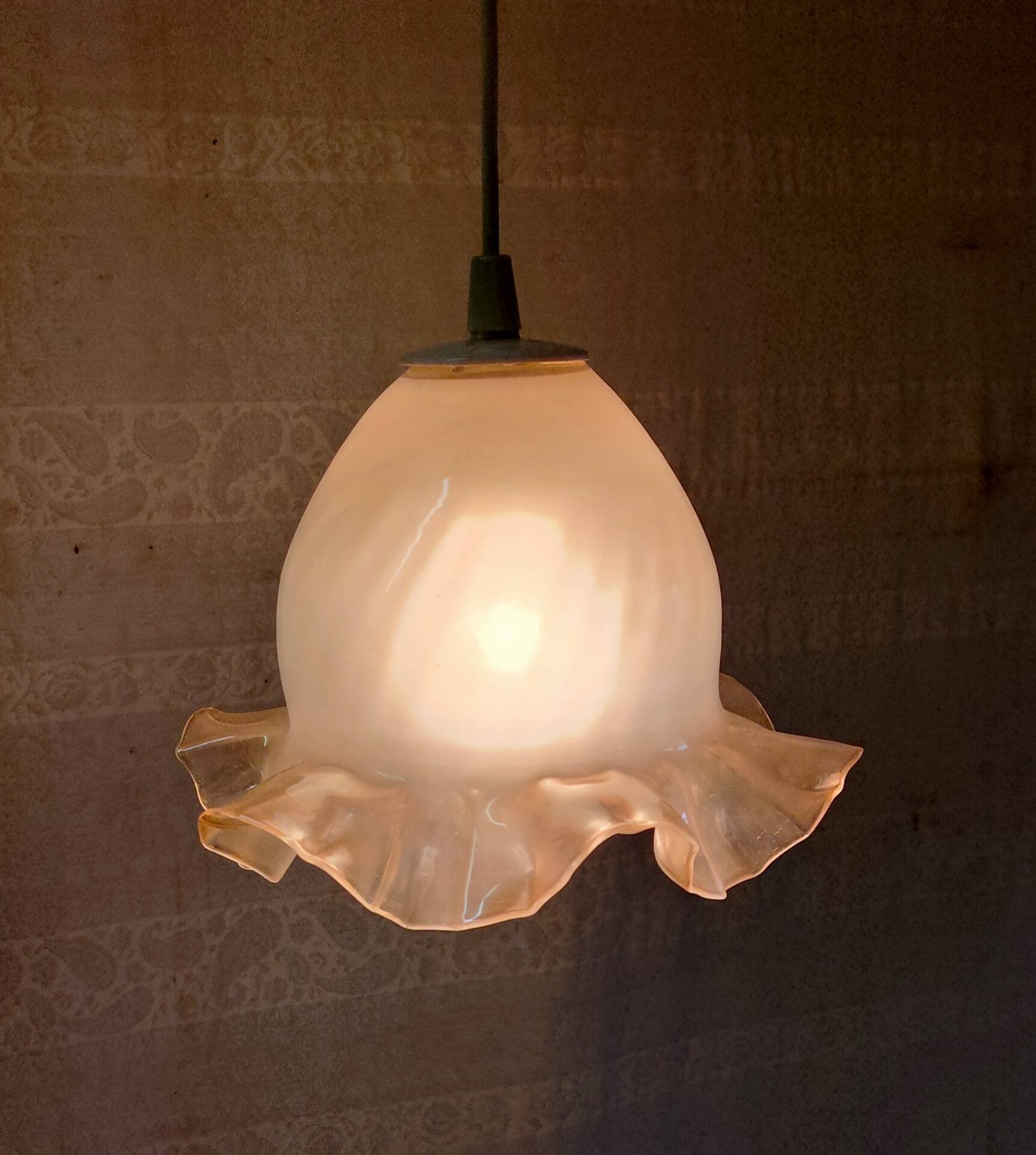 Suspension globe en verre juponné - mid. XXeme