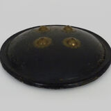 Bouclier Ottoman en bois, cuir laqué noir et bronze. XIXème siècle