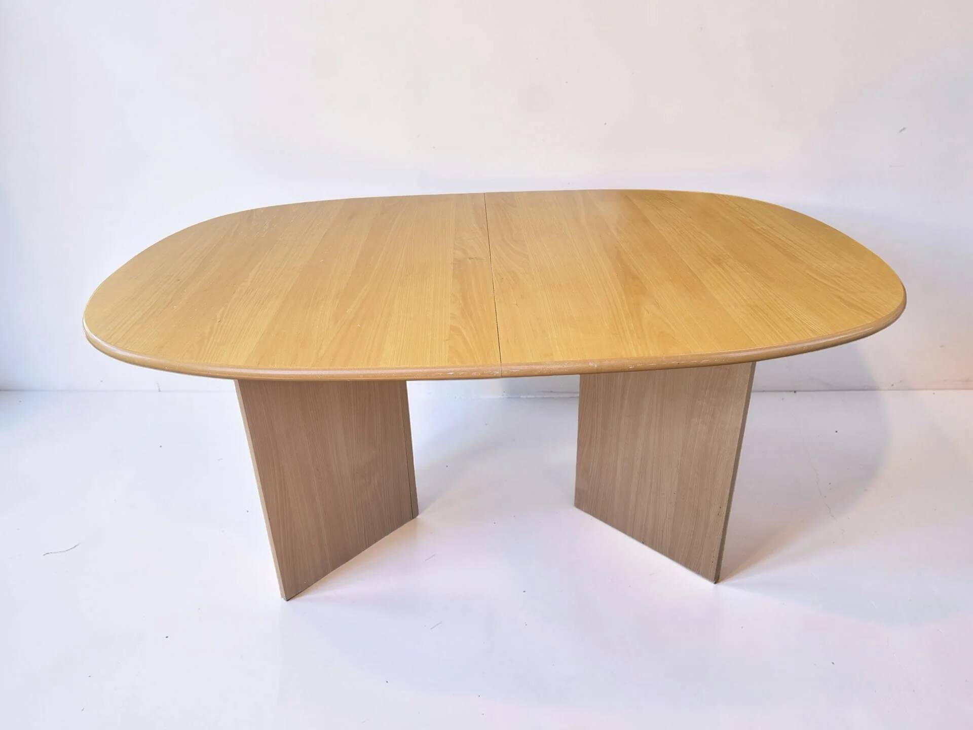 Table à manger danoise extensible en bois massif clair avec pieds en V