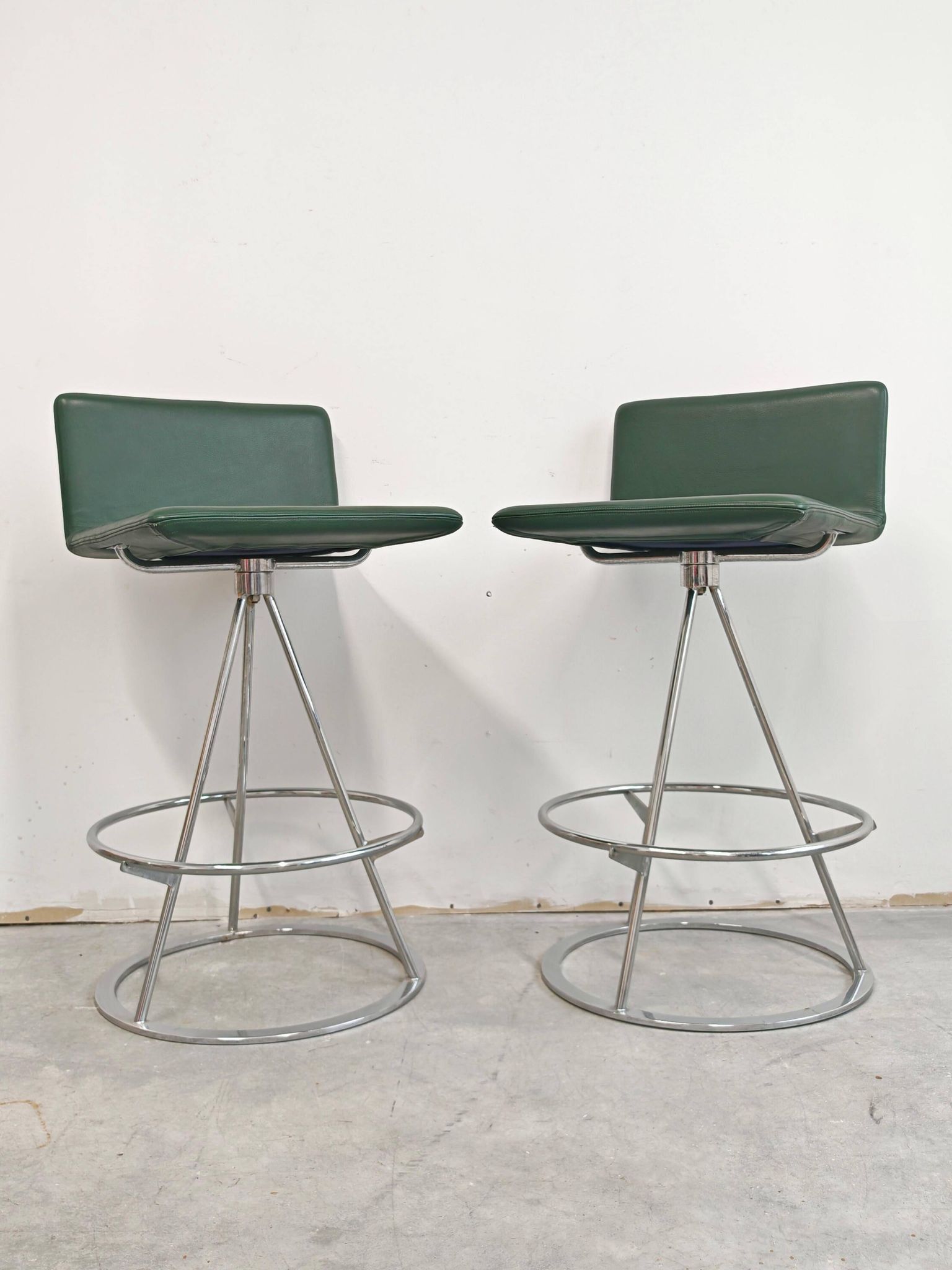 Pair of Dania bar stools in leather by Salvati & Tresoldi for Saporiti.