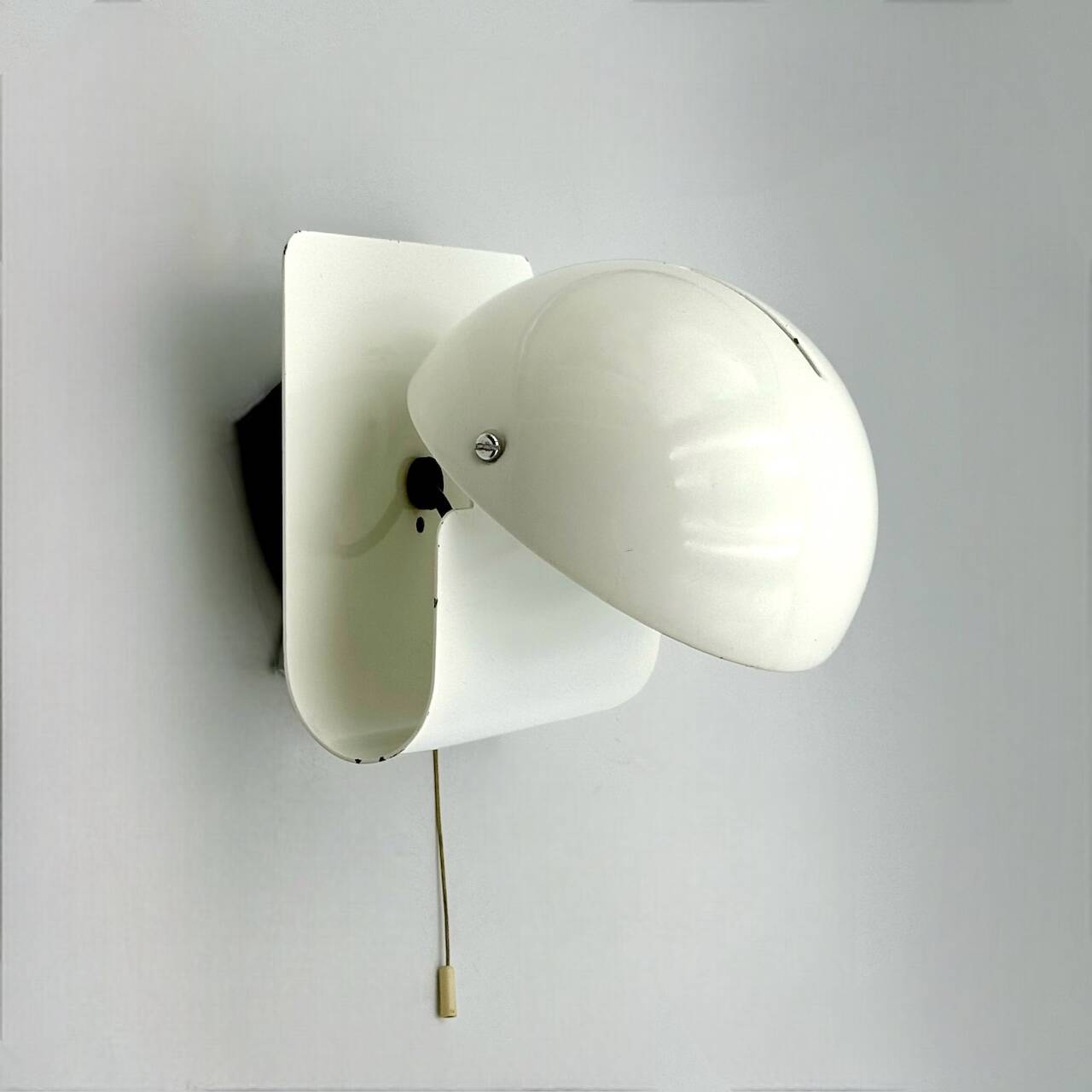 Applique iGuzzini 'Bugia' en blanc, rare design Giuseppe Cormio 1975