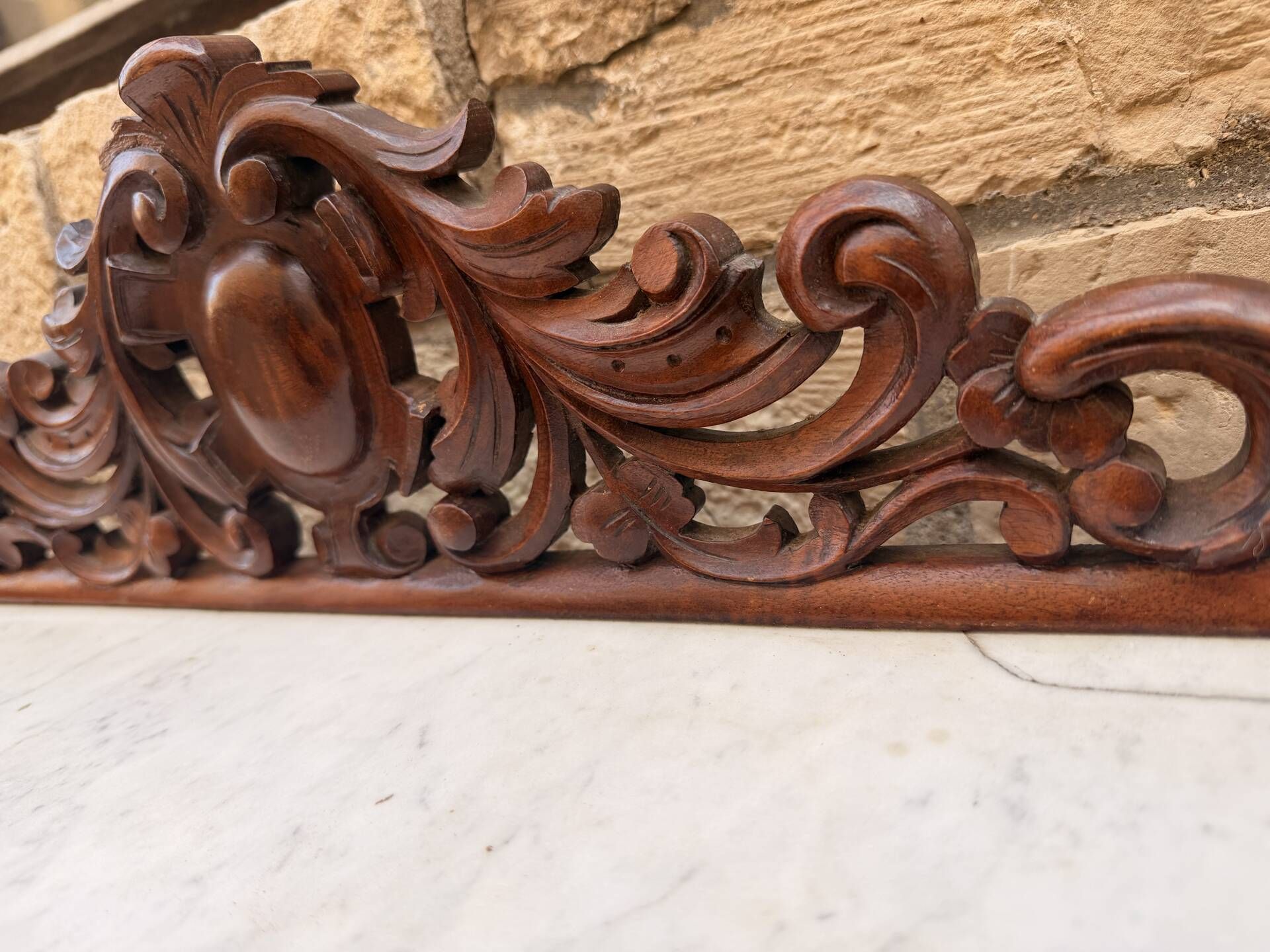 Petite étagère murale/console d’appoint Napoléon III — noyer sculpté e