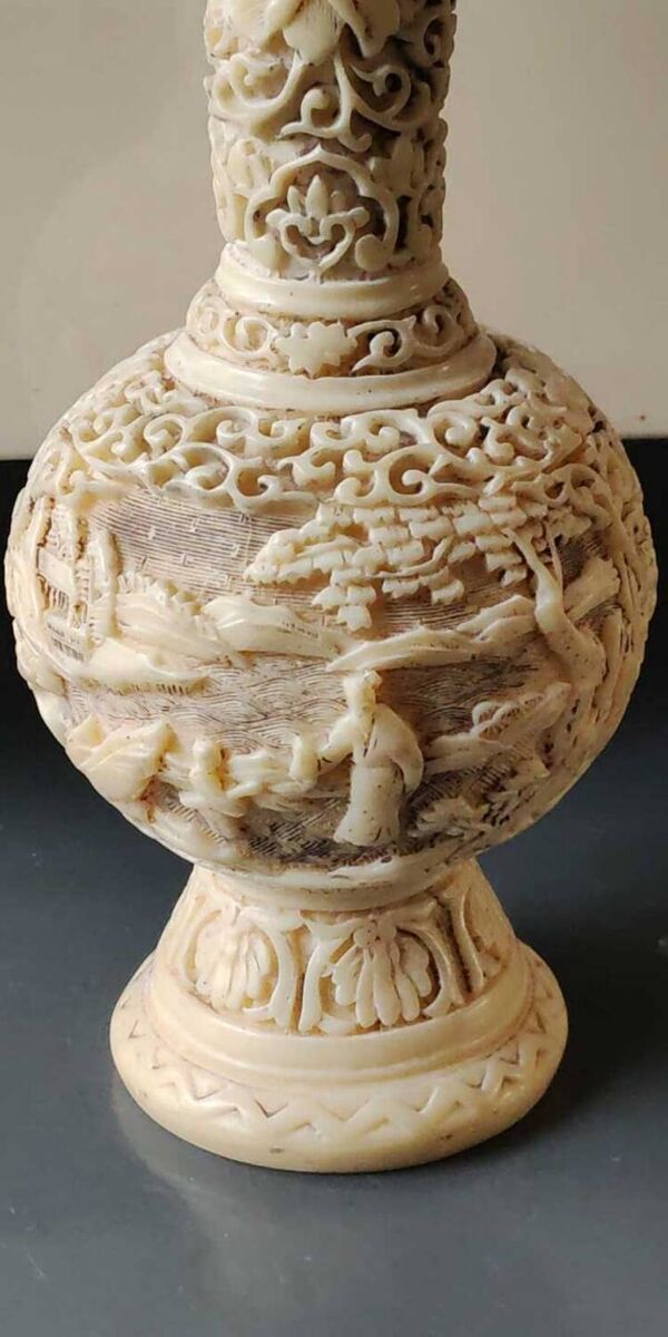 Vase boule d inspiration Asiatique. En laque de Cinabre beige. Décor scènes de vie. Frises arabesques, florales. Haut 24 cm