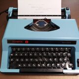 Machine à écrire Olympia Standard bleue pastel vintage révisée