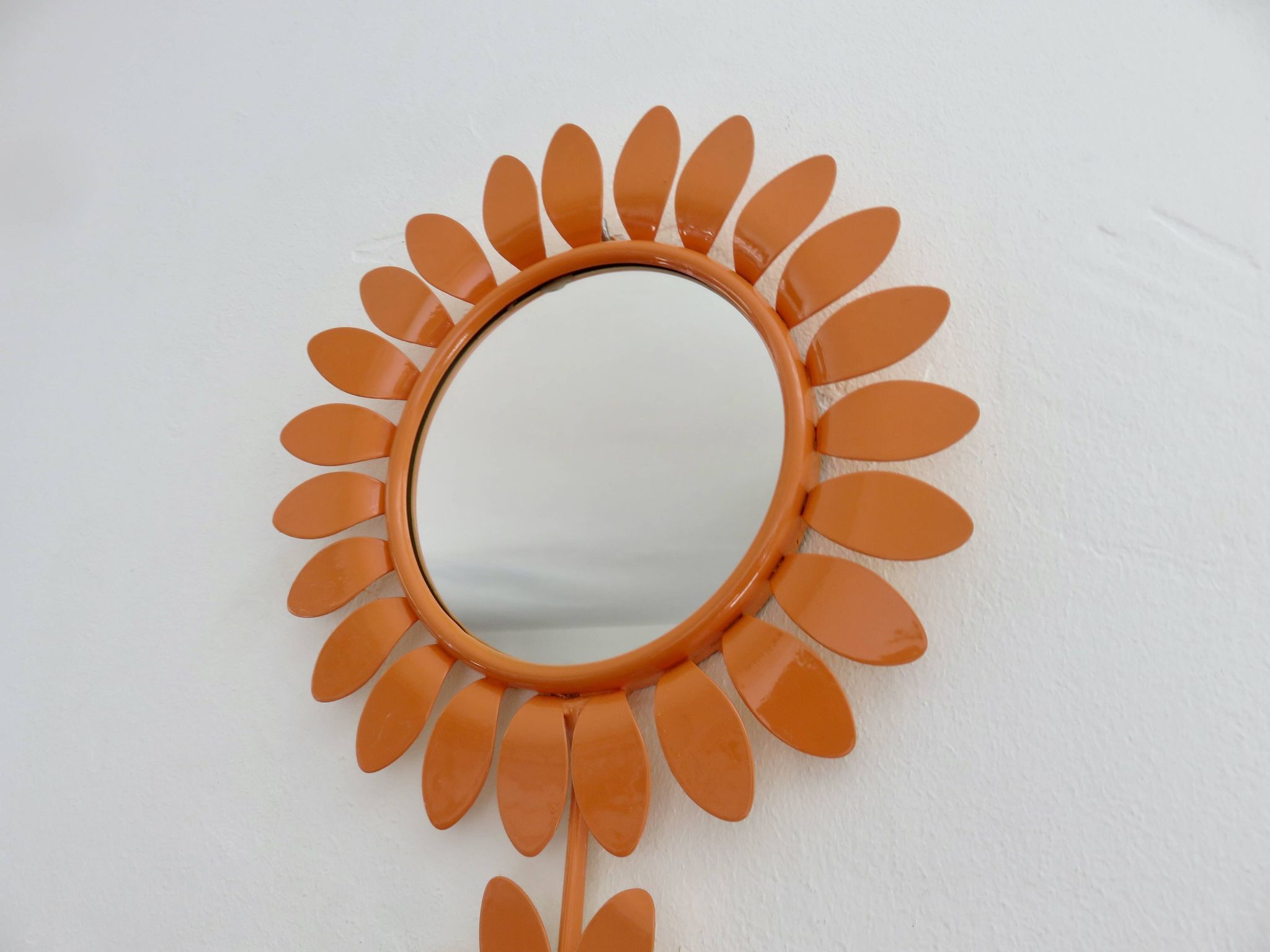 Grand miroir "fleur" 1970 en métal orange