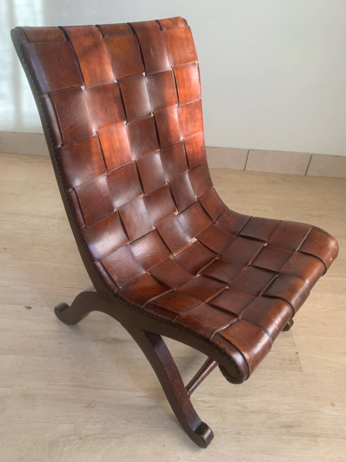 Chauffeuse en bois et cuir de Pierre Lottier