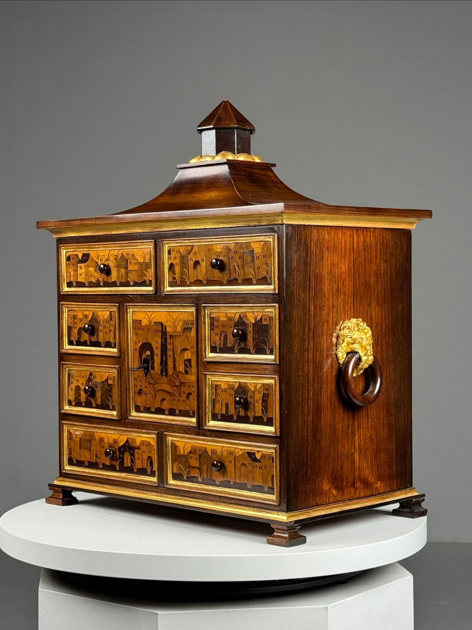 Cabinet d'art en marqueterie allemande