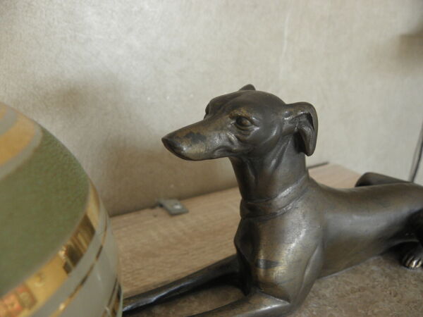 Lampe de table art déco en marbre et figurine de chien en bronze