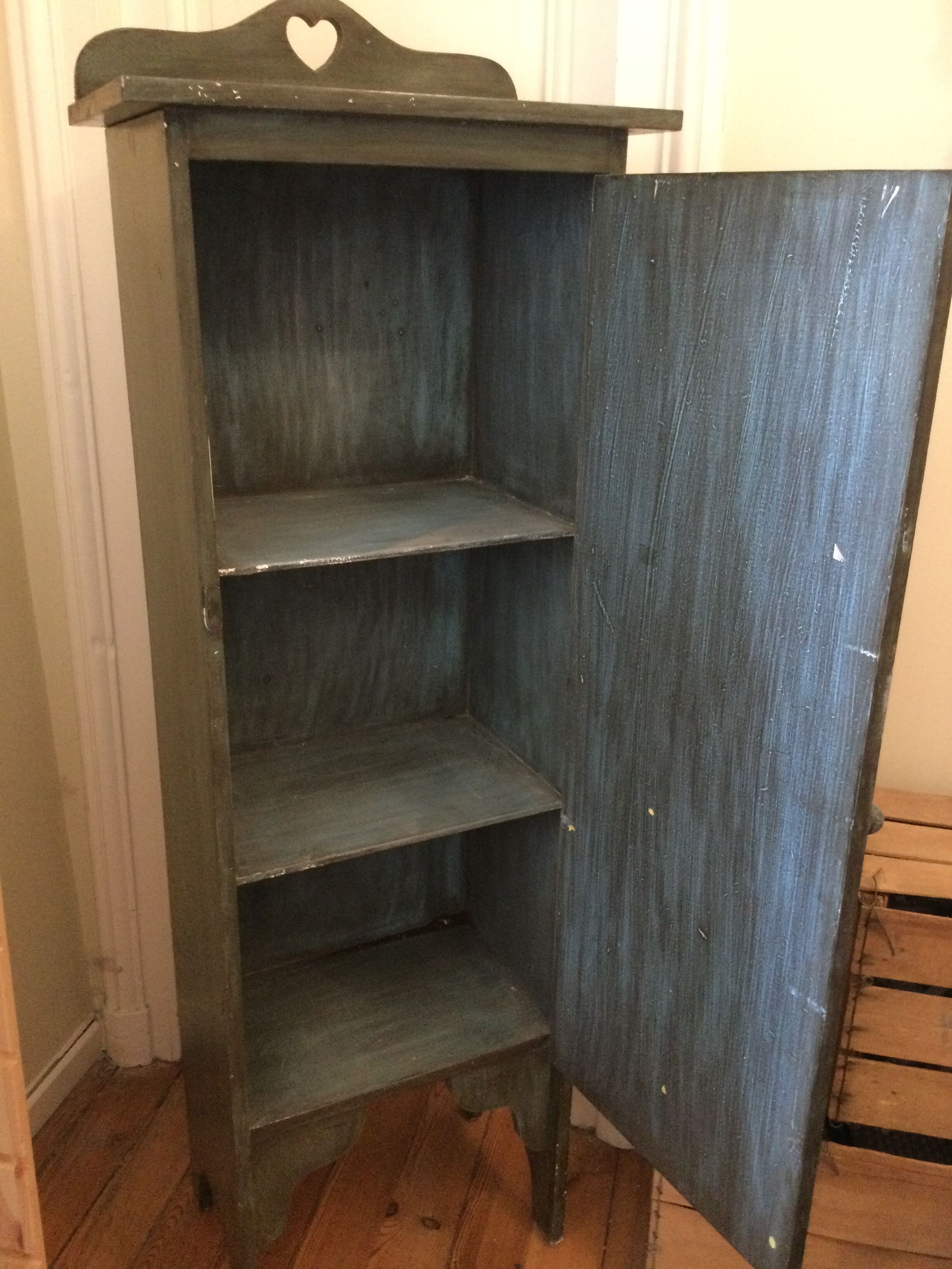 Decorated shelf cabinet 3 rabbits