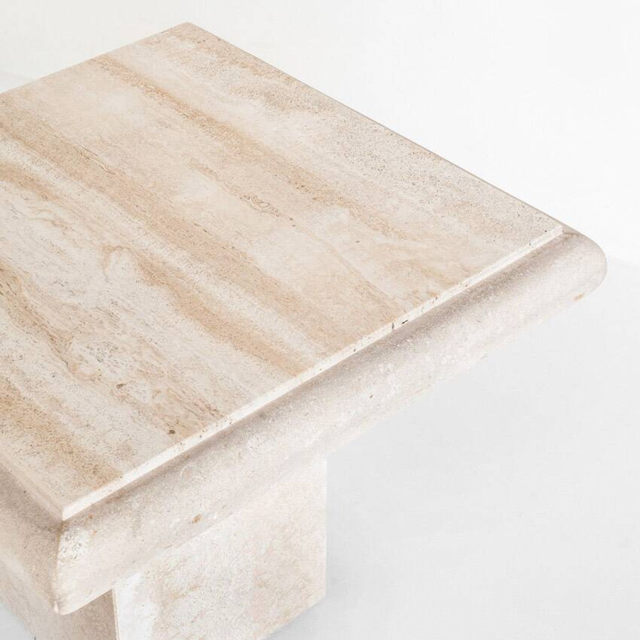 Table basse ou d'appoint vintage. Marbre travertin. Italie, années 80